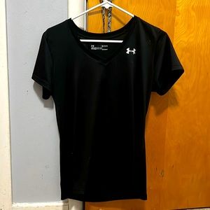 Headgear black t shirt for sports. Medium in size and fits loose.